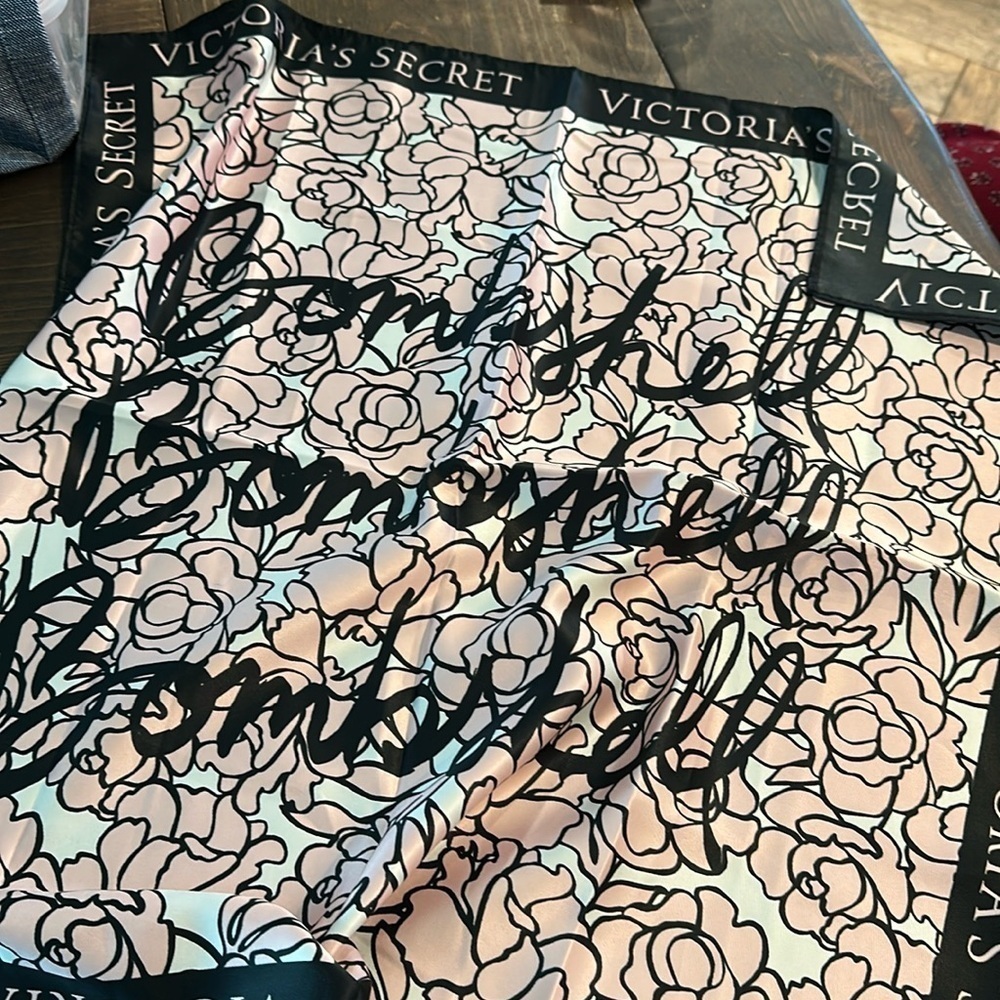 Victoria's Secret Bombshell Silky Floral Scarf size 25"x25" NWT